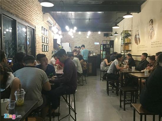 Gioi tre thuc xuyen dem ngoi ca phe o Sai Gon hinh anh 1