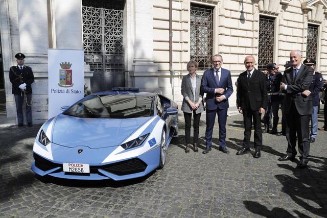 Cảnh sát Ý dùng siêu xe cây nhà, lá vườn Lamborghini Huracan làm ô tô tuần tra - Ảnh 2.