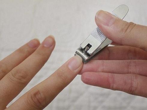 Kết quả hình ảnh cho bấm móng tay người lớn