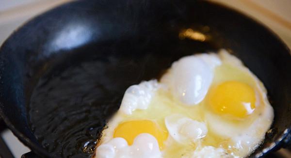 5 phút có ngay món trứng ốp ăn kèm bánh mì ngon mê ly-3