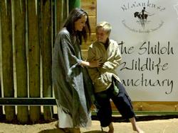 Các con theo Angelina Jolie đi làm từ thiện từ châu Á tới châu Phi