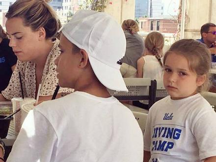 Harper Beckham xuất hiện phúng phính đáng yêu khi đi ăn cùng gia đình
