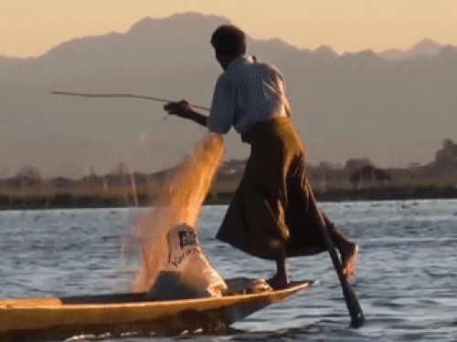 Nghệ thuật chèo thuyền một chân siêu phàm của người Intha