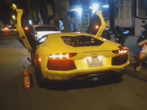 'Bò vàng' Lamborghini 'khạc lửa' gây náo loạn đường phố Sài Gòn