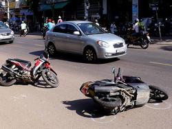'Ôtô điên' tông hàng loạt xe máy giữa đường, 6 người bị thương