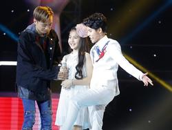 Soobin, Vũ Cát Tường thi nhau 'bắn rap' để nhận được cái gật đầu của cô bé xinh nhất 'The Voice Kids'