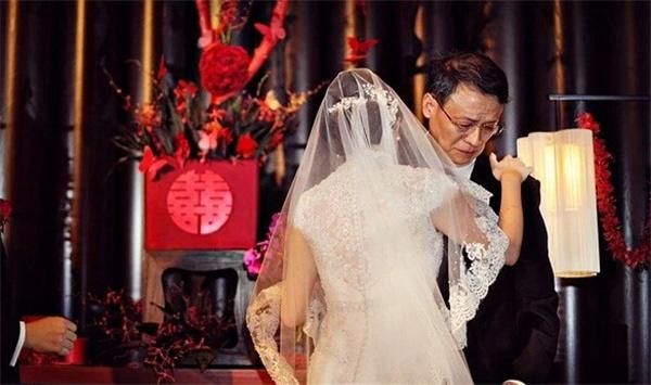Trong hôn lễ của con gái, bố vợ liên tục lặp đi lặp lại 1 lời yêu cầu duy nhất dành cho con rể-2