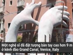 Bàn tay khổng lồ mang thông điệp về biến đổi khí hậu ở Venice