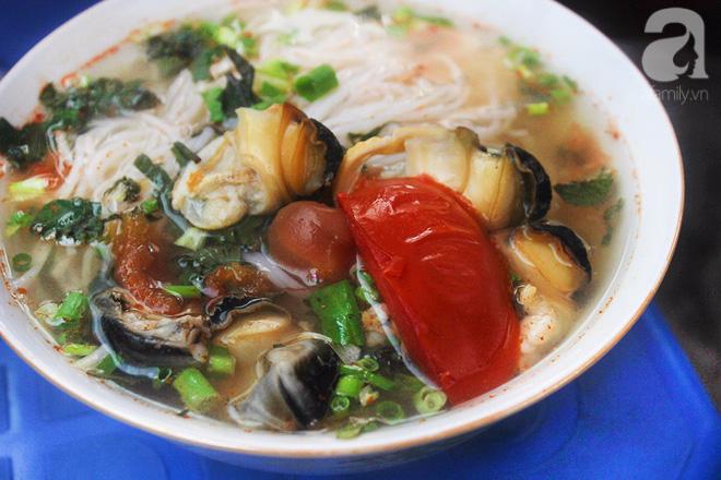 Bún ốc là một trong những món đặc sản mang hương vị dân dã ở Hà Nội