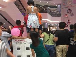 Bức xúc khi phụ huynh cho các con đứng đè lên tủ sạc điện ở Aeon Mall Long Biên để xem ca sĩ hát