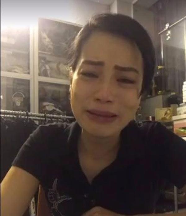 Vợ Xuân Bắc bất ngờ livestream khóc trên trang cá nhân-2