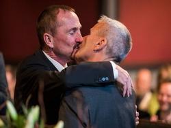 Xúc động nụ hôn của cặp đồng tính nam trong đám cưới hợp pháp đầu tiên tại Đức