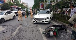 Hà Nội: Mercedes tông liên tiếp nhiều xe trên phố Xã Đàn