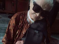 Thêm một bà ngoại xì tin hết nấc: 82 tuổi vẫn selfie dù đang bó bột