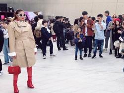 Cuối cùng Hoa hậu Phạm Hương cũng chịu xuất hiện ở Seoul Fashion Week
