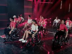 Glee: Angela Phương Trinh, Hòa Minzy ngồi hát trên xe lăn
