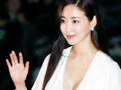 Sao Hàn 26/10: Khoe ngực đầy, Hoa hậu Kim Sarang được tìm kiếm nhiều nhất Hàn Quốc
