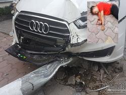 Hà Nội: Audi húc đổ cột đèn trúng người đi bộ trên phố
