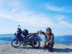 Chàng trai Tiền Giang đi xe máy từ Việt Nam đến Pháp