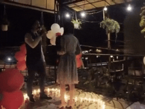 Chàng trai hút trăm nghìn lượt xem khi hát cực lãng mạn để cầu hôn bạn gái