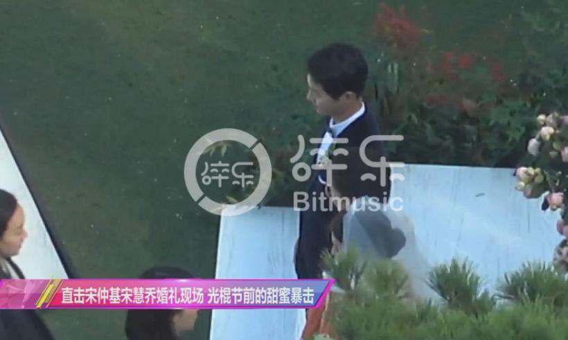 Song Joong Ki và Song Hye Kyo xuất hiện tại lễ đường-4