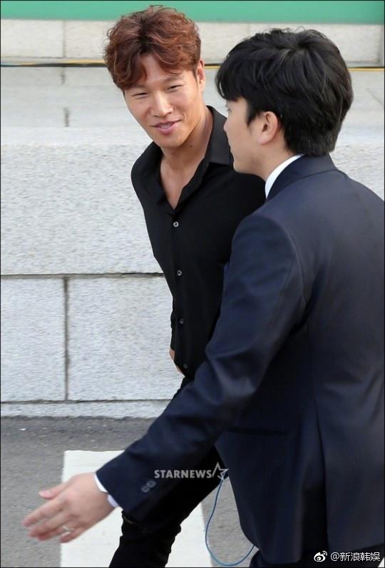 Choi Ji Woo, Kim Jong Kook vội vã di chuyển vào lễ đường-2