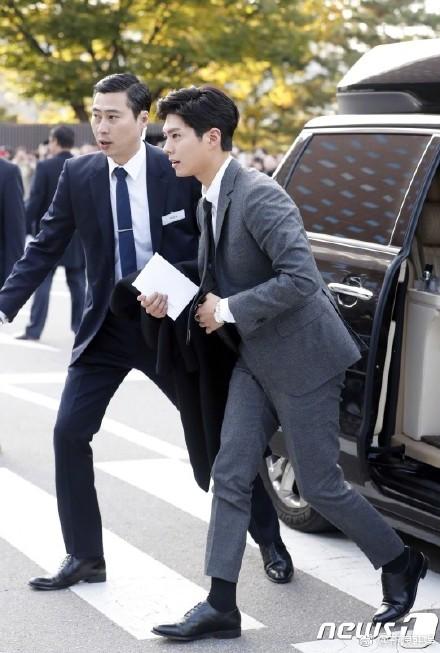 Park Bo Gum cực kì điển trai xuất hiện tại hôn lễ-1