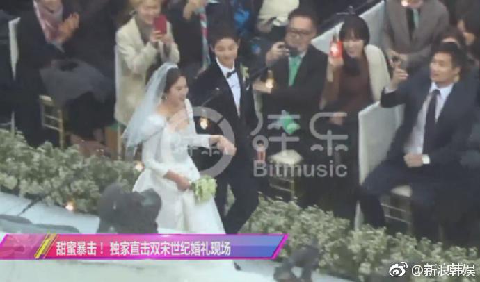 Song Joong Ki nắm tay Song Hye Kyo bước vào lễ đường-1