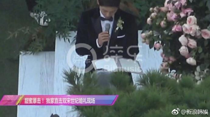 Song Joong Ki nắm tay Song Hye Kyo bước vào lễ đường-3