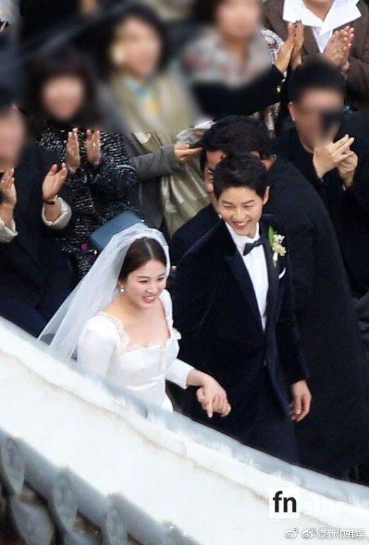 Song Joong Ki nắm chặt tay Song Hye Kyo cười rạng rỡ-1