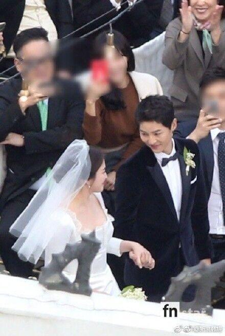 Song Joong Ki nắm chặt tay Song Hye Kyo cười rạng rỡ-2