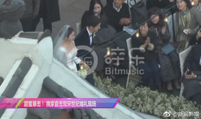 Video: Song Joong Ki nắm tay Song Hye Kyo vào lễ đường-2