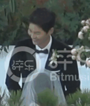 Video: Song Joong Ki nắm tay Song Hye Kyo vào lễ đường-4