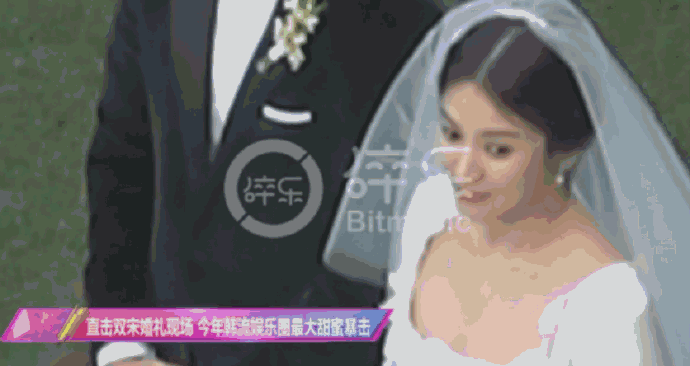Video: Song Joong Ki nắm tay Song Hye Kyo vào lễ đường-3