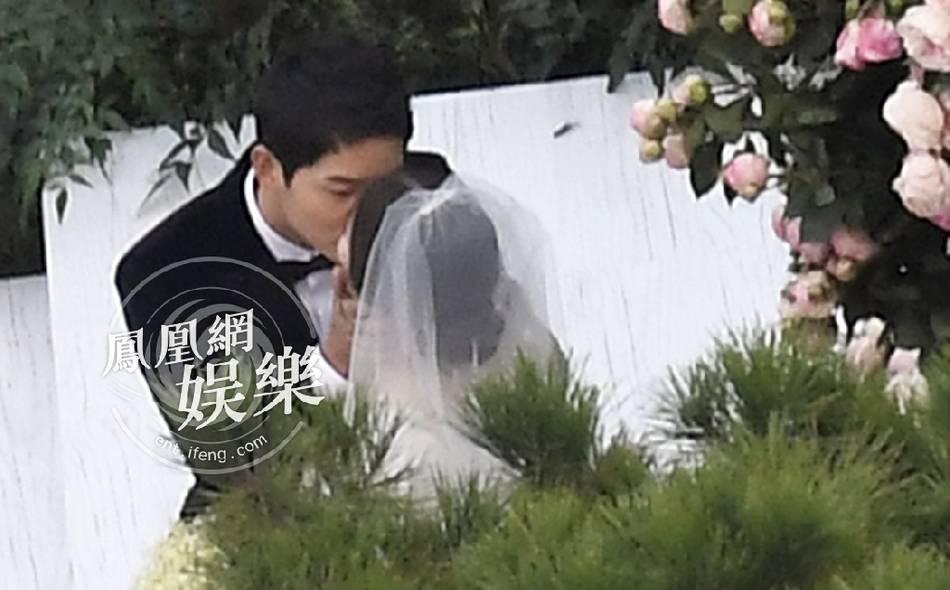 Song Joong Ki hôn Song Hye Kyo say đắm-2