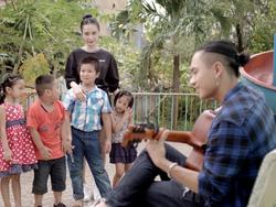 Angela Phương Trinh 'đổ cái rầm' khi nghe Hữu Vi hát 'Ba kể con nghe'