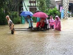 Chú rể kéo xe bò rước dâu trong mưa lũ hậu bão số 12 gây sốt mạng xã hội