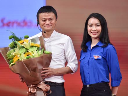 Những cô gái Việt bỗng dưng nổi tiếng vì được gặp gỡ Jack Ma, Obama