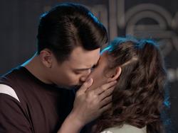 'Glee': Chia tay Angela Phương Trinh chưa bao lâu, Rocker Nguyễn đã hôn Cindy V