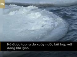 Du khách đổ xô đến tảng băng tròn kỳ lạ, quay vòng trên sông lạnh ở Nội Mông