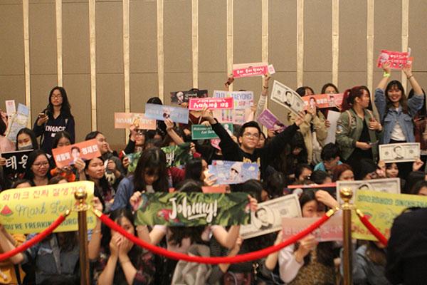 Các fans đã chuẩn bị ảnh và banner, lightstick có tên của các thành viên trong nhóm-1
