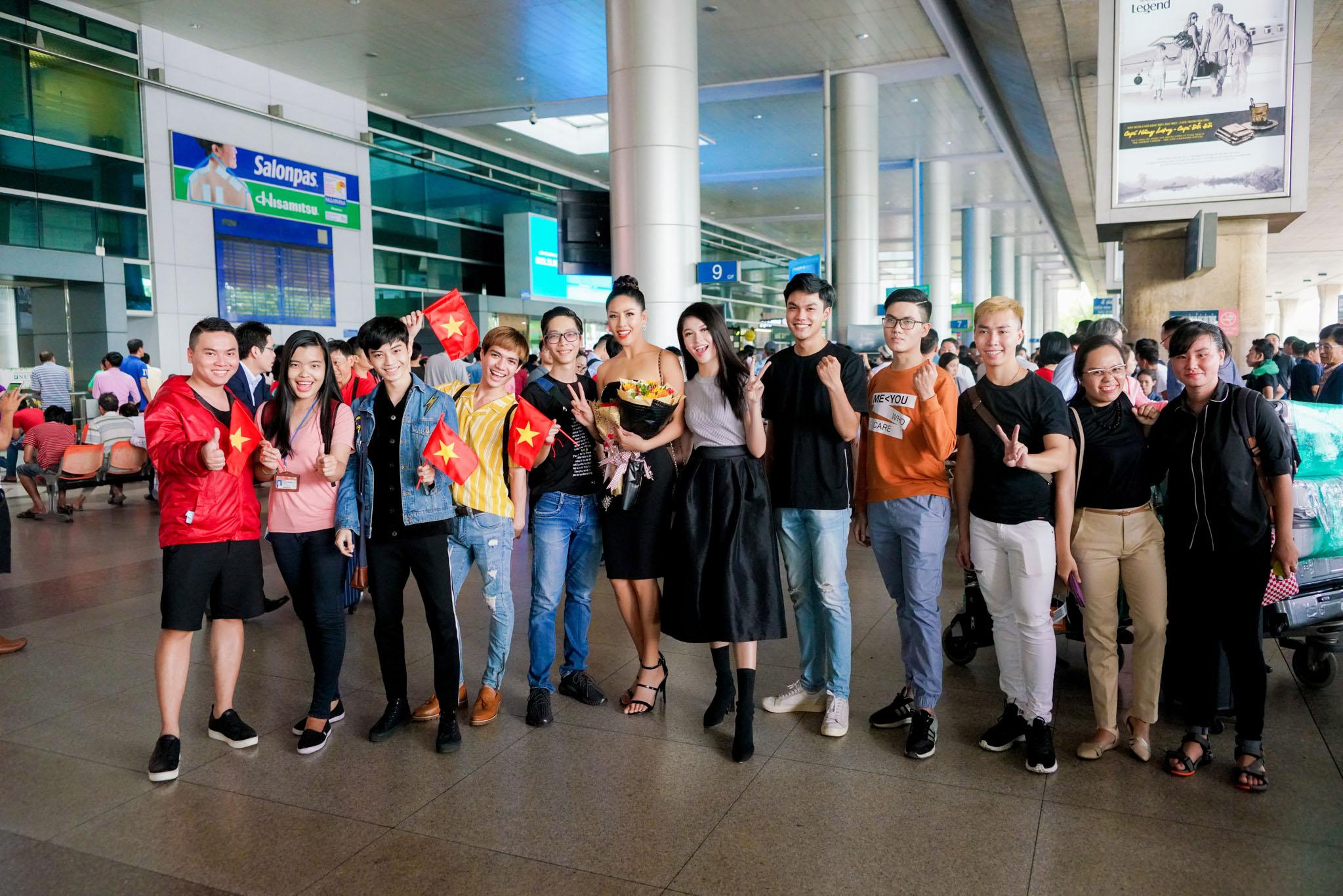 Nguyễn Thị Loan rạng rỡ ngày trở về trong vòng tay fans từ cuộc thi Miss Universe-8