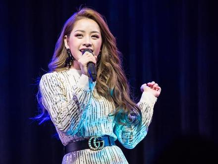 Chi Pu quên lời khi hát hit 'Cho ta gần hơn' trong buổi fan meeting tại Hàn Quốc