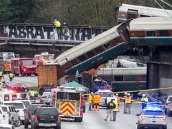 Mỹ: Tàu Amtrak trật đường ray, treo lơ lửng trên cao tốc, 6 người chết