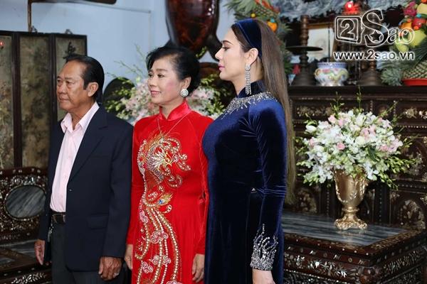 Lâm Khánh Chi và bố mẹ bước ra chào họ hàng-9