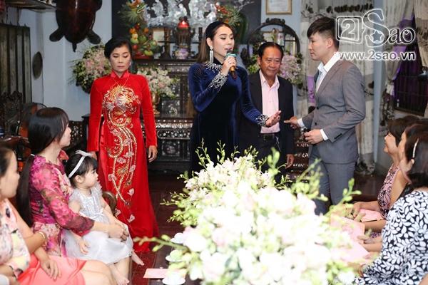 Lâm Khánh Chi và bố mẹ bước ra chào họ hàng-14