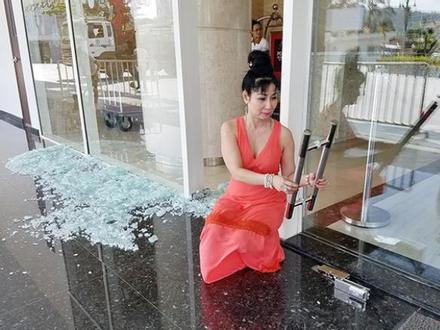 Diễn viên Uyên Thảo suýt gặp nạn khi cửa kính khách sạn bất ngờ phát nổ