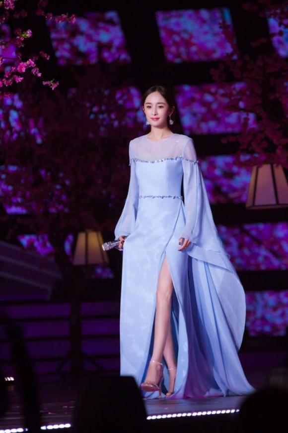 Dương Mịch triệt để khoe chân thon, xuất hiện giữa rừng hoa đào-4