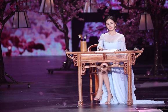 Dương Mịch triệt để khoe chân thon, xuất hiện giữa rừng hoa đào-5