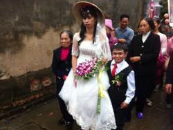 Chú rể thấp hơn cô dâu 70 cm trong đám cưới ở Hà Nam